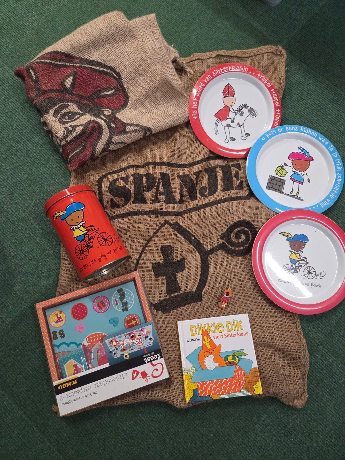 9-delige sinterklaas set

2 jute zakken 
3 eetbordjes in ne, Ophalen of Verzenden, Zo goed als nieuw