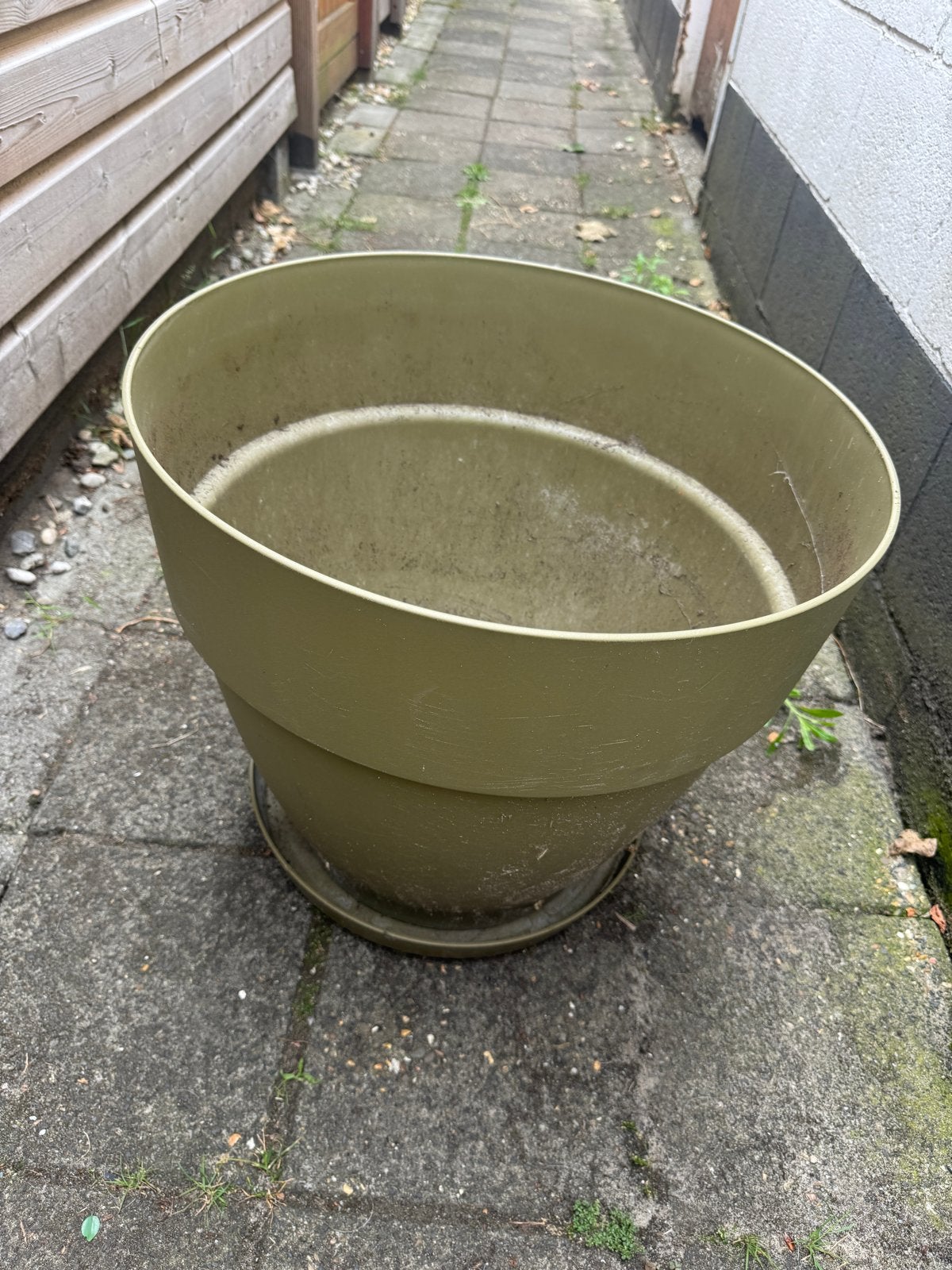Grote gebruikte bloempot met schotel - Olijfgroen, Tuin en Terras, Bloempotten, Ophalen, Kunststof, Gebruikt, 40 cm of meer