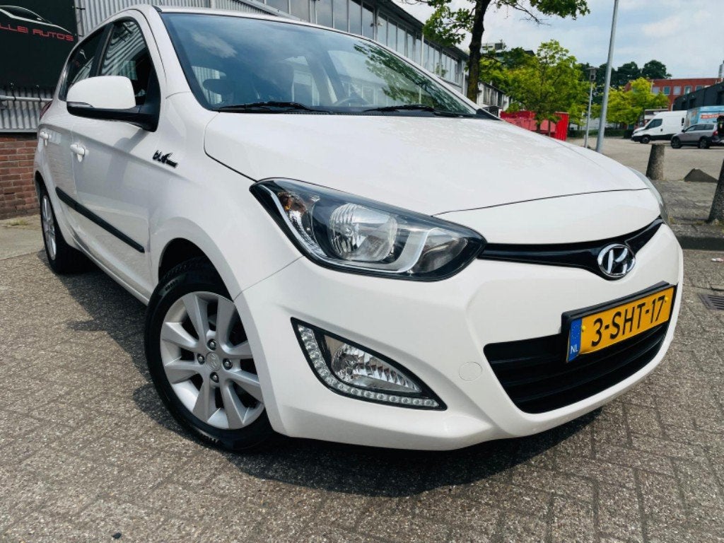 Hyundai I20 1.2i i-Deal AIRCO 15'LMV BLUETOOTH NAVIGATIE, Euro 5, Gebruikt, 31 €/maand, 4 cilinders