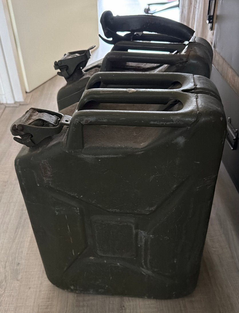 2 Stalen Brandstoftanks 20L met Schenktuit - Gebruikt, Ophalen, Gebruikt, Universele onderdelen