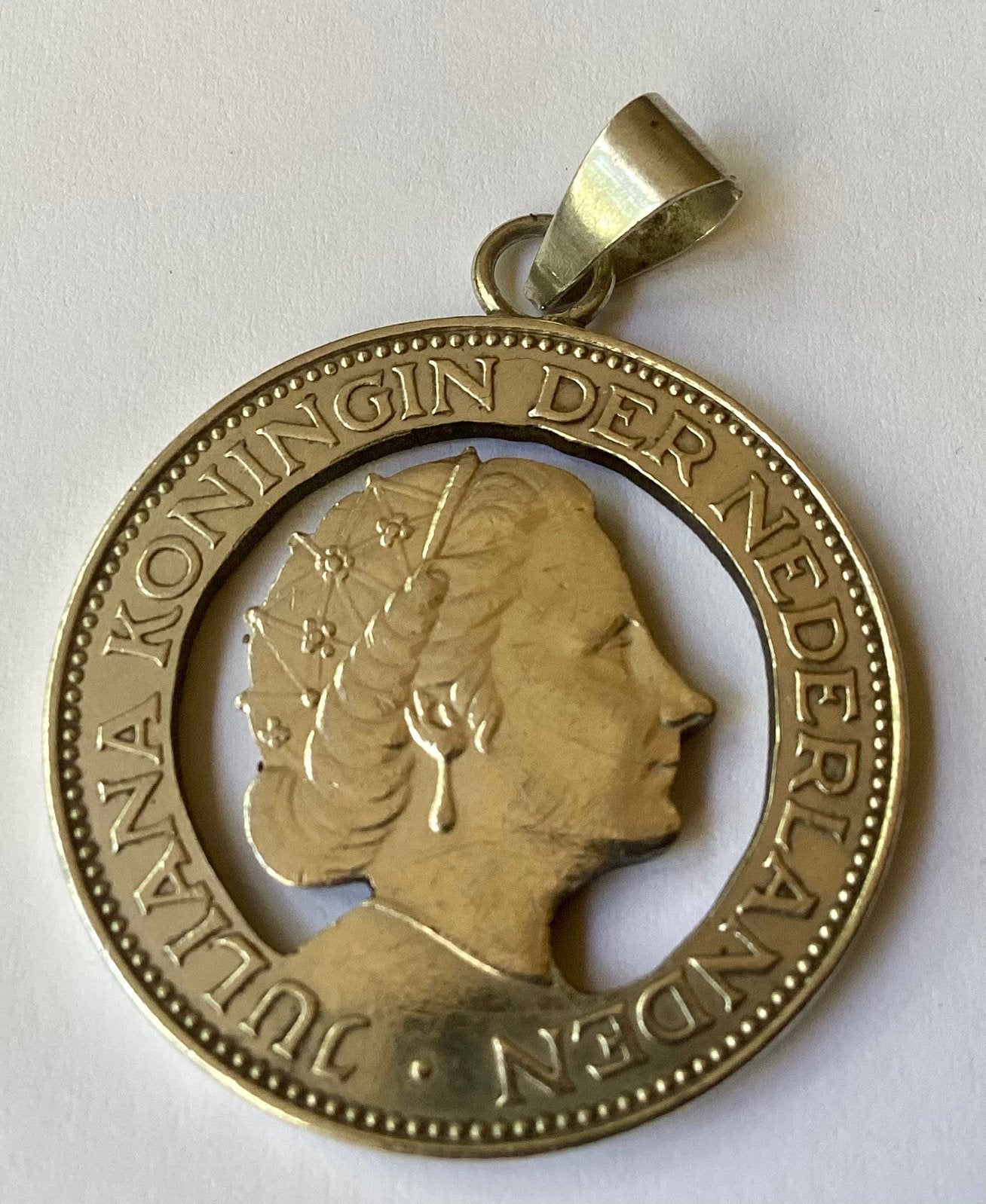 Oude uitgezaagde zilveren rijksdaalder. Koningin Juliana., Ophalen of Verzenden, Koningin Juliana, 2½ gulden
