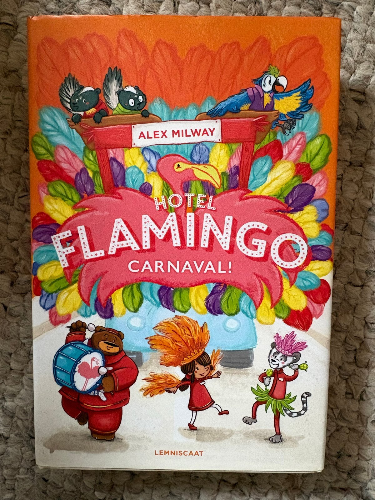 Hotel Flamingo Carnaval! - Alex Milway (Kinderboek), Boeken, Ophalen, Zo goed als nieuw, Fictie