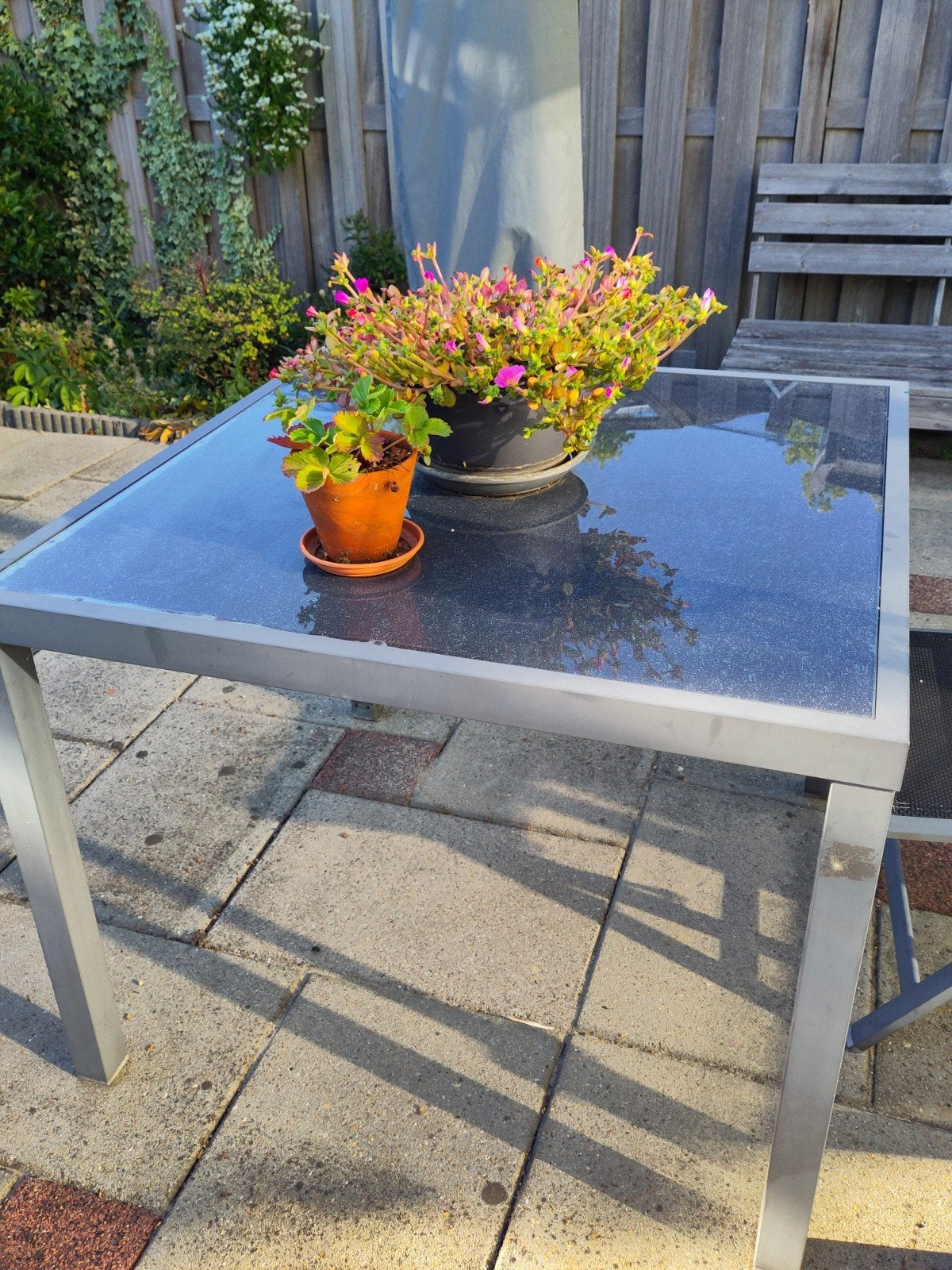 Tuin bijzettafel 95x95 cm met glazen blad, Tuin en Terras, Ophalen, Gebruikt, Vierkant, Metaal