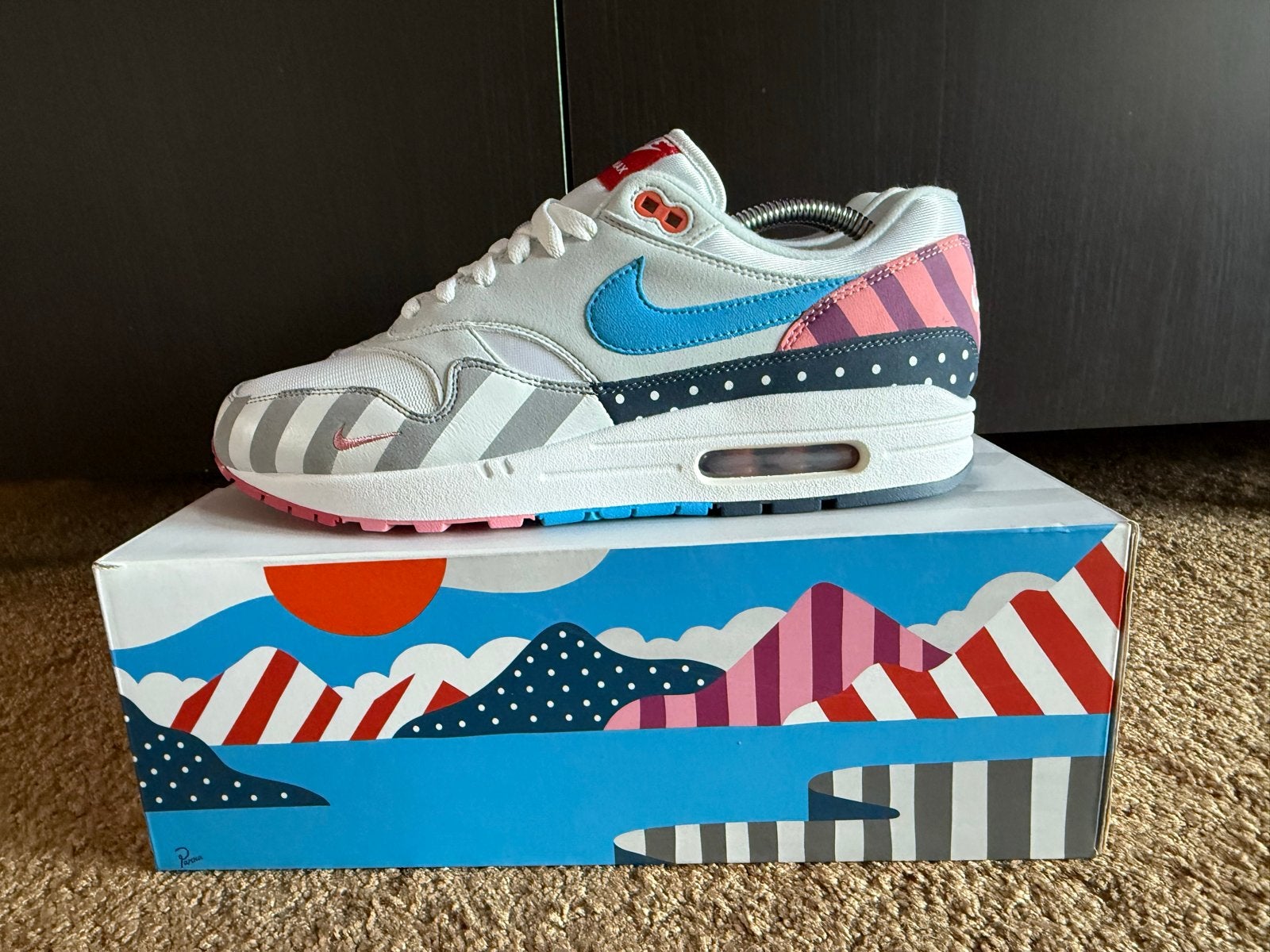 Gloednieuwe originele NIKE AIR MAX 1 “PARRA” - Maat 44.5, Kleding | Heren, Ophalen of Verzenden, Nieuw, Wit, Sneakers of Gympen