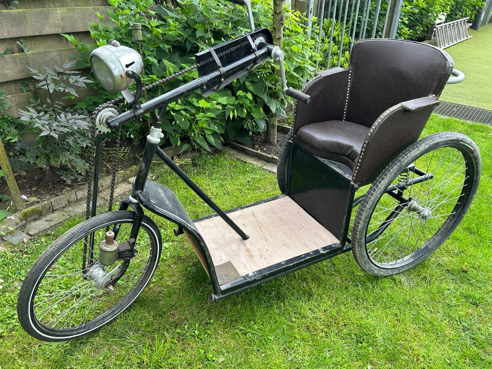 Mooie oude invalidenfiets, Ophalen