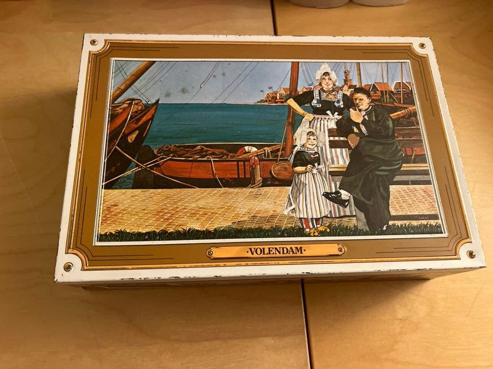 Volendam Vintage Enkhuizer Banket blik - Volendam tafereel, Verzamelen, Ophalen of Verzenden, Gebruikt, Koek(jes), Overige merken