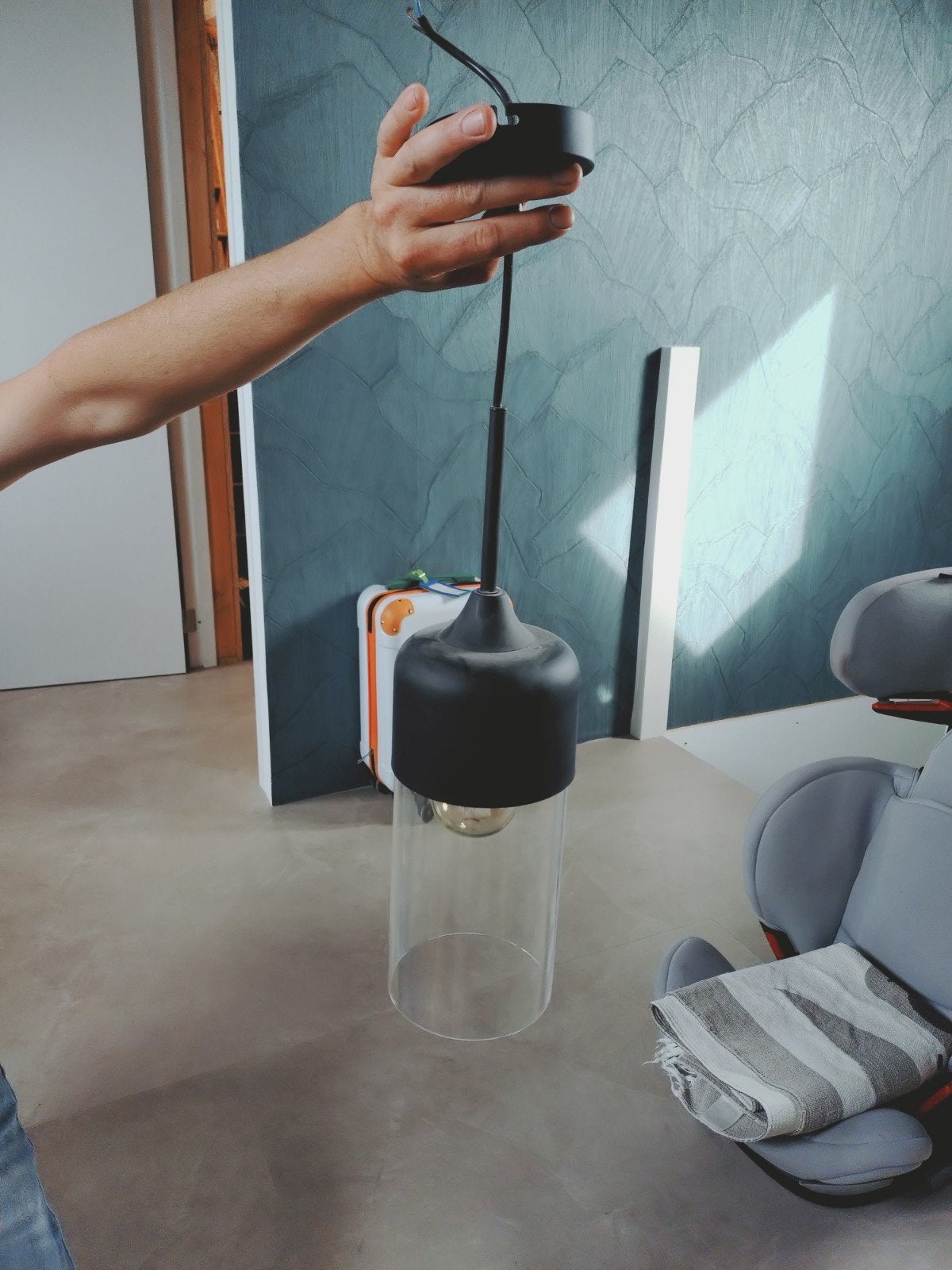 Glazen hanglamp met zwarte fitting en transparant glas, Huis en Inrichting, Ophalen of Verzenden, Zo goed als nieuw, Glas