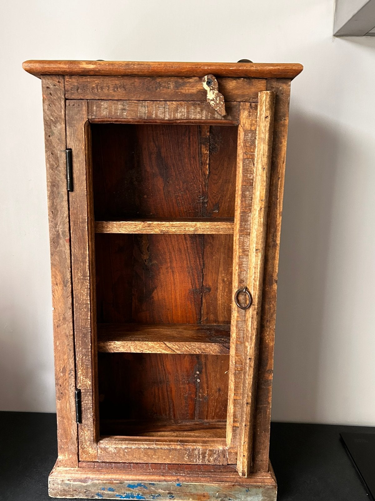 Oud vitrine kastje / india, Huis en Inrichting, Minder dan 50 cm, Teakhout, Ophalen of Verzenden, Zo goed als nieuw