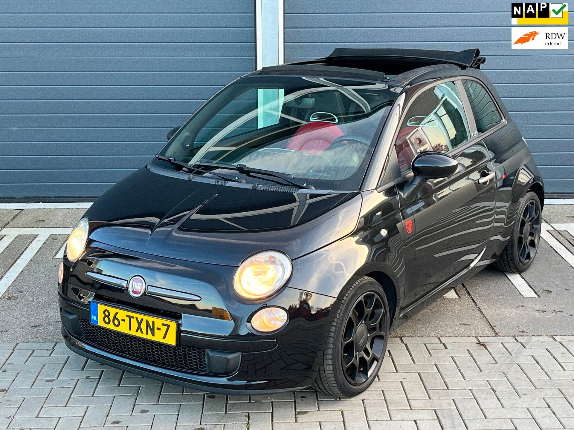 Fiat 500 C 0.9 TwinAir CABRIO AUTOMAAT ABARTH FERRARI ROOD S, Auto's, Euro 5, 86 pk, Gebruikt, 31 €/maand
