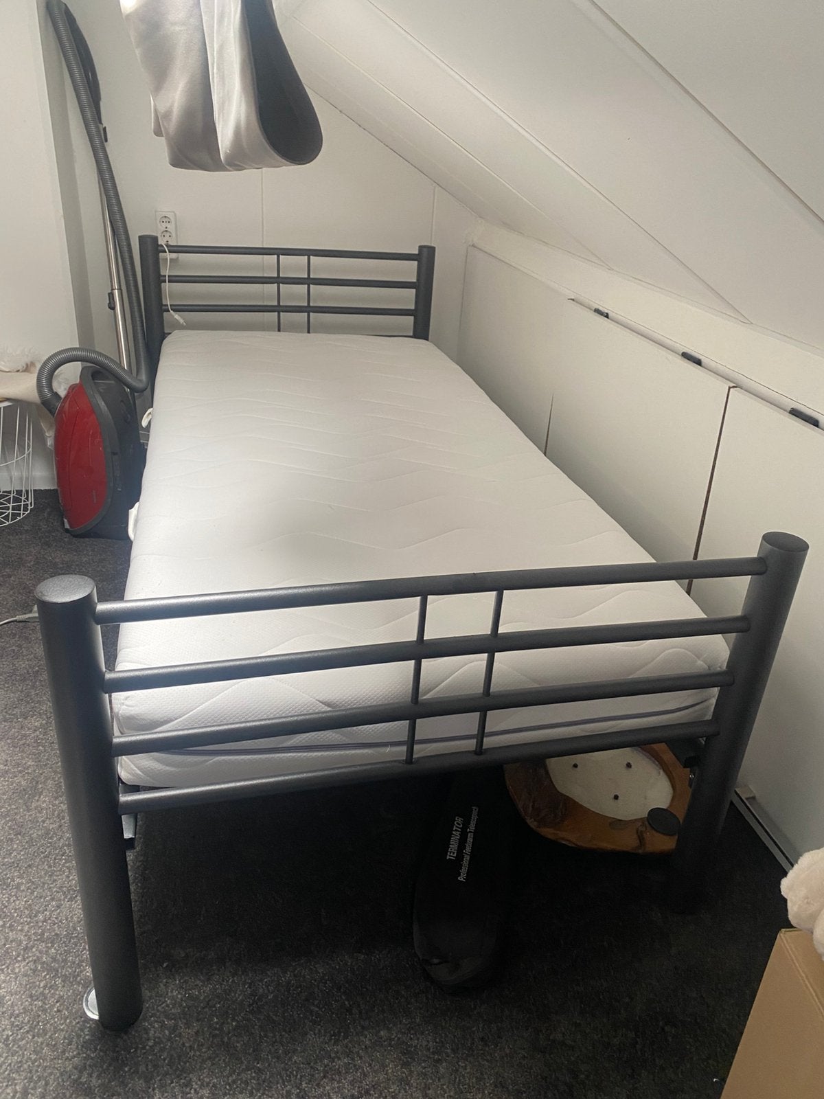 Antraciet metaal 1 persoons bed met matras, Ophalen, 90 cm, Eenpersoons, Zo goed als nieuw