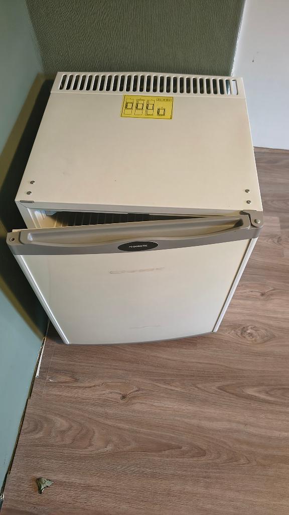 Dometic mini bar koelkastje, Witgoed en Apparatuur, Vriezers en Diepvrieskisten, Ophalen, Gebruikt, Minder dan 85 cm, Minder dan 60 cm