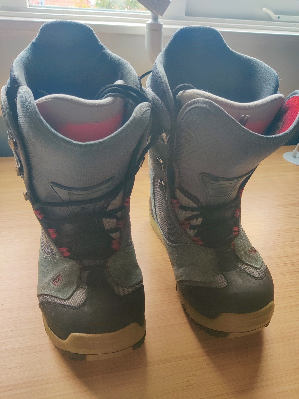 Beginners snowboardset: board, boots (mt 45) en helm (L/XL), Ophalen, Gebruikt, Overige typen, Rossignol