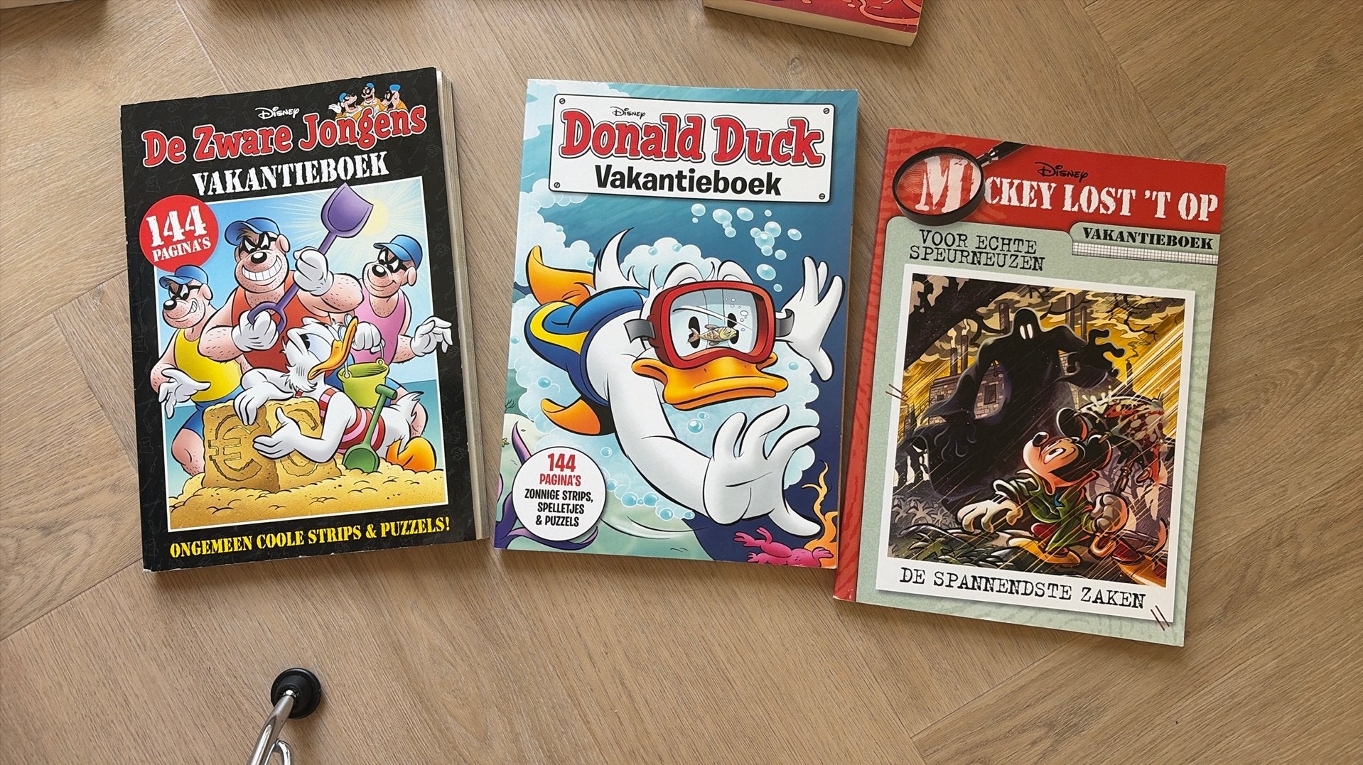 3 vakantieboeken Donald Duck, zware jongens en Mickey, Meerdere stripboeken, Ophalen of Verzenden, Zo goed als nieuw