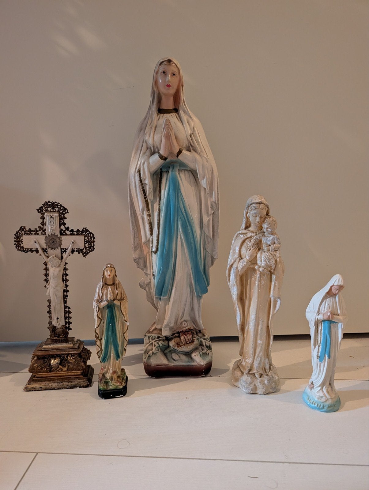 Diverse maria beelden en kruisbeeld, Verzamelen, Ophalen of Verzenden, Gebruikt, Beeld(je), Christendom | Katholiek