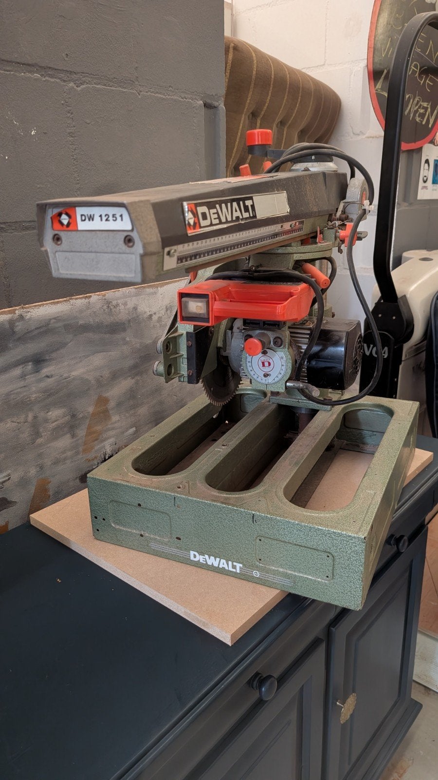 DeWalt DW 1251 Afkortzaag - Krachtige en Betrouwbare Zaag, Ophalen, Gebruikt, DeWalt, 70 mm of meer