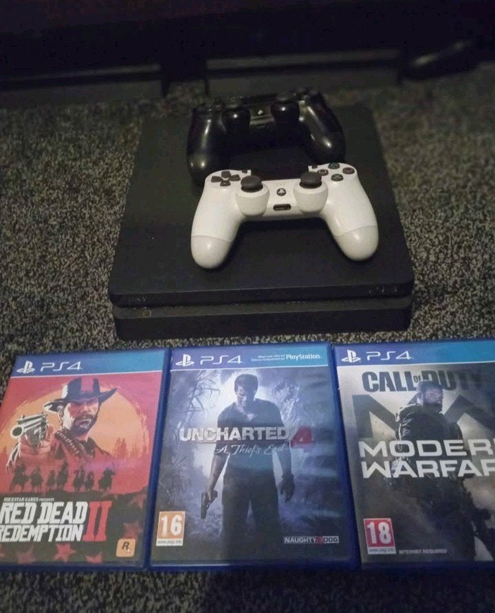 Playstation 4 slim 1TB 2 controllers en games, Spelcomputers en Games, Spelcomputers | Sony PlayStation 4, Ophalen of Verzenden