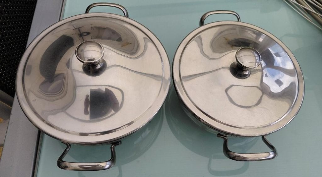 2  roestvrijstalen dekschalen + sauskom Alessi, Ophalen of Verzenden, Gebruikt, Overige materialen, Alessi