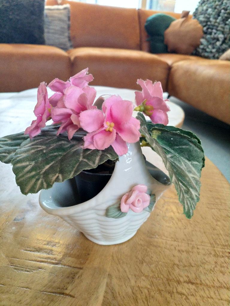 Klein stenen bloemenmandje met nep plantje erin, Ophalen of Verzenden, Gebruikt, Kunstplant