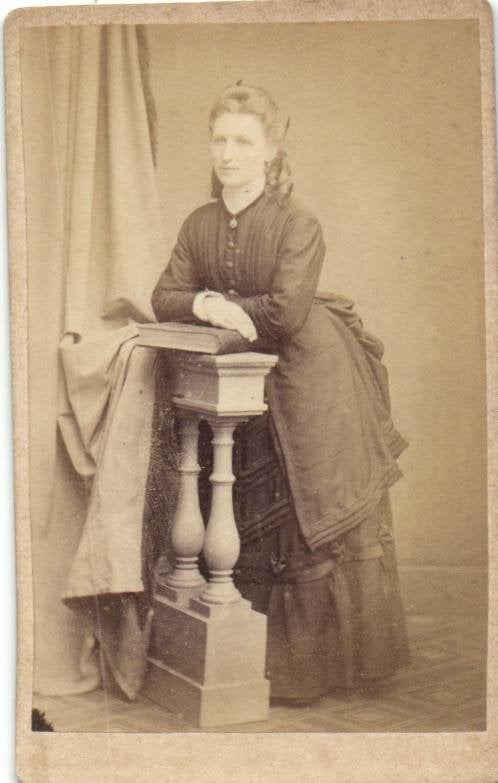 CDV- L. Stollenwerk - Den Bosch - Dame met boek en hoepelrok, Gebruikt, Verzenden, Foto, Klederdracht