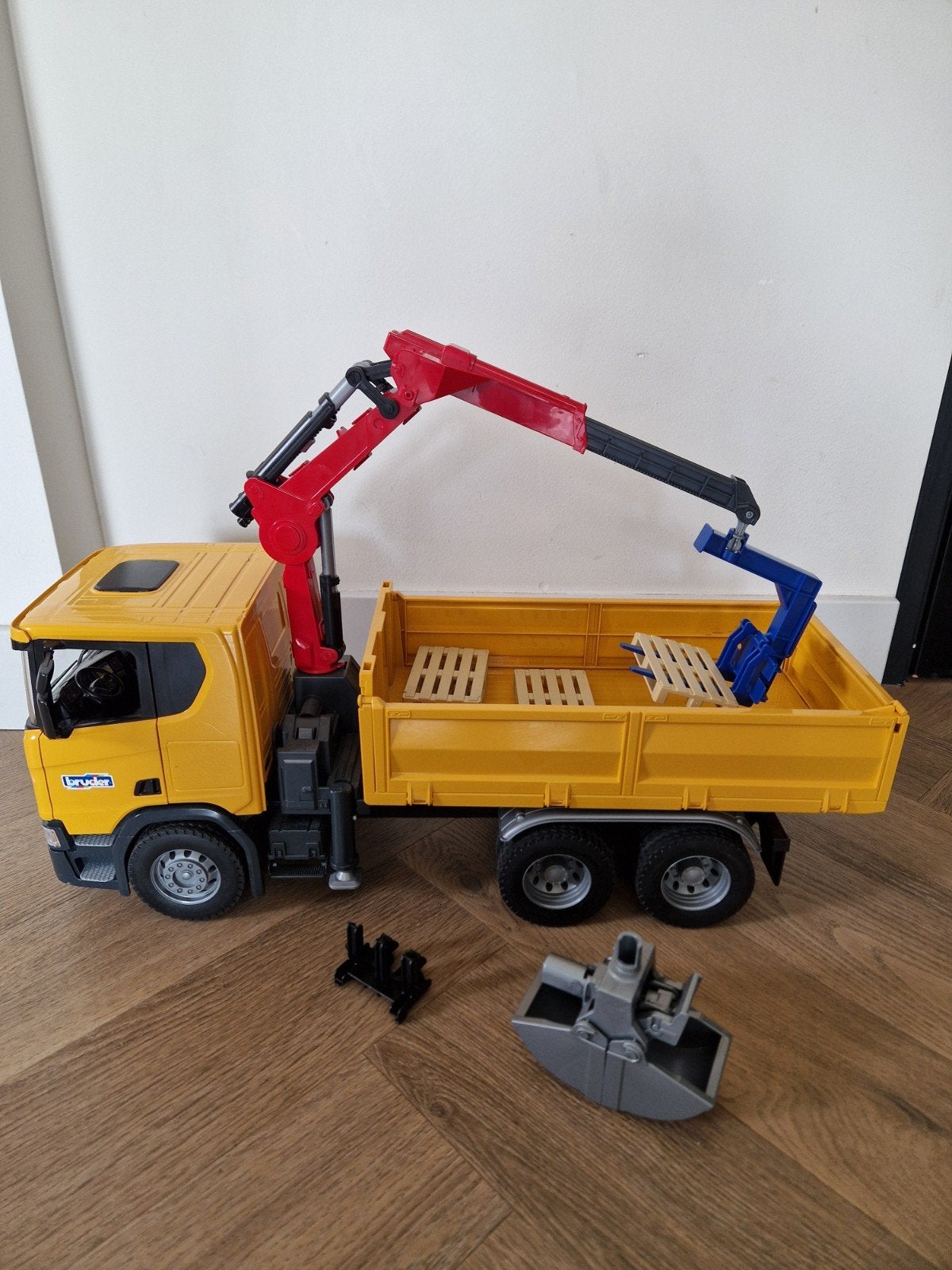 Bruder vrachtwagen met kraan, Ophalen, Zo goed als nieuw