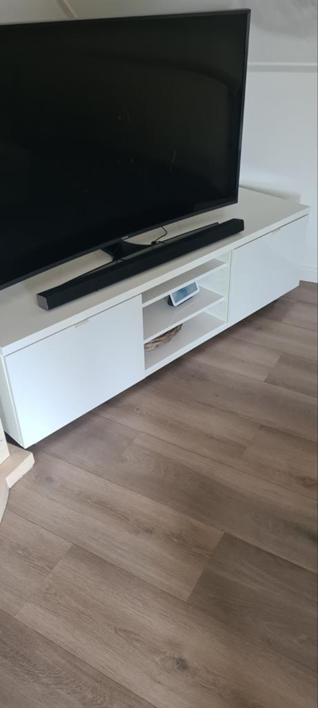 IKEA BYAS TV-meubel hoogglans wit 160x42x45 cm, Huis en Inrichting, Kasten | Televisiemeubels, Ophalen, Zo goed als nieuw, 25 tot 50 cm