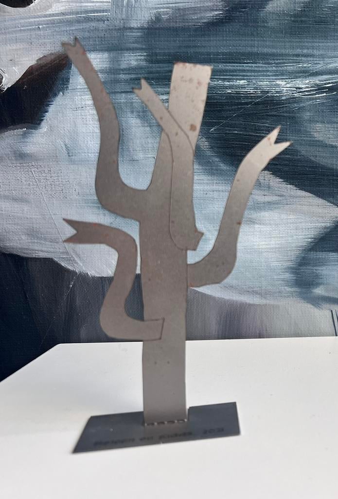 Klaas Gubbels, miniatuur-sculptuur; gestapelde kannen, Antiek en Kunst, Ophalen