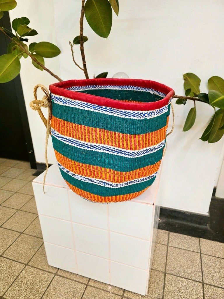 9590:Authentic Handwoven Kenyan Kiondo Basket -Vibrant Sisal, Huis en Inrichting, Overige materialen, Mand, Nieuw, Ophalen of Verzenden