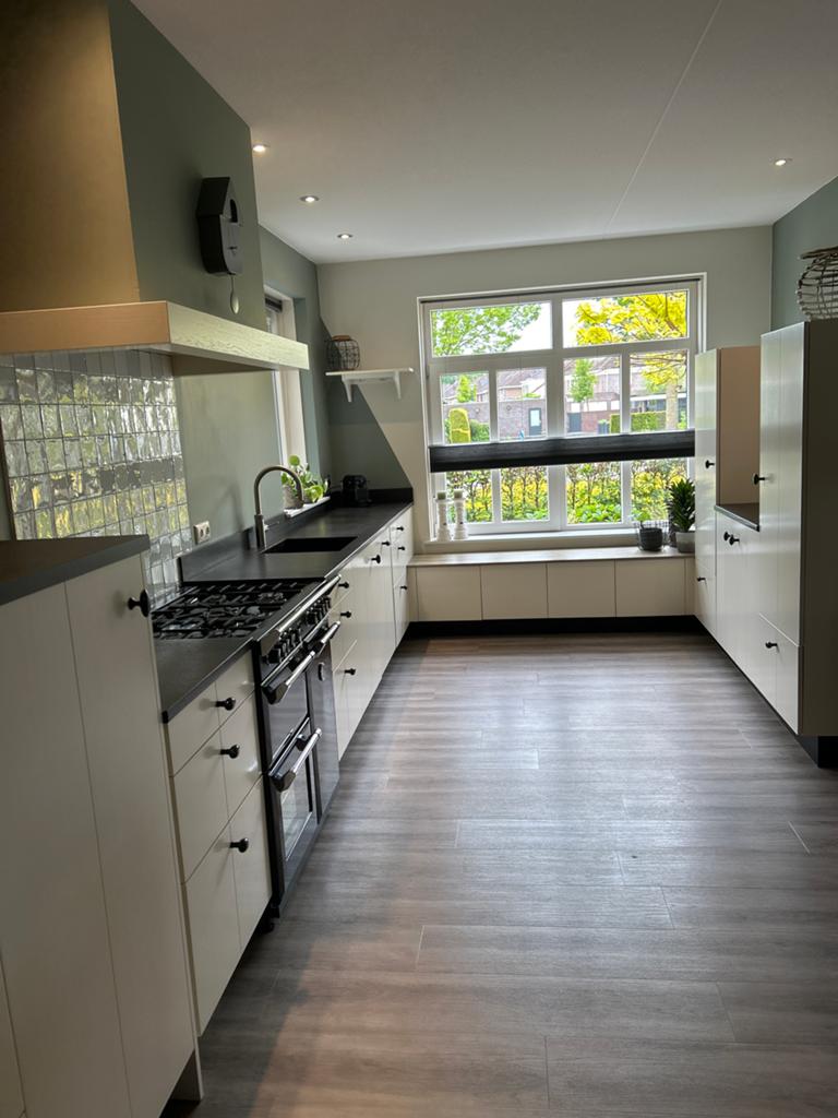 Grote keuken met Stoves fornuis en granieten aanrechtblad, Ophalen, U-keuken, Wit, Graniet of Steen