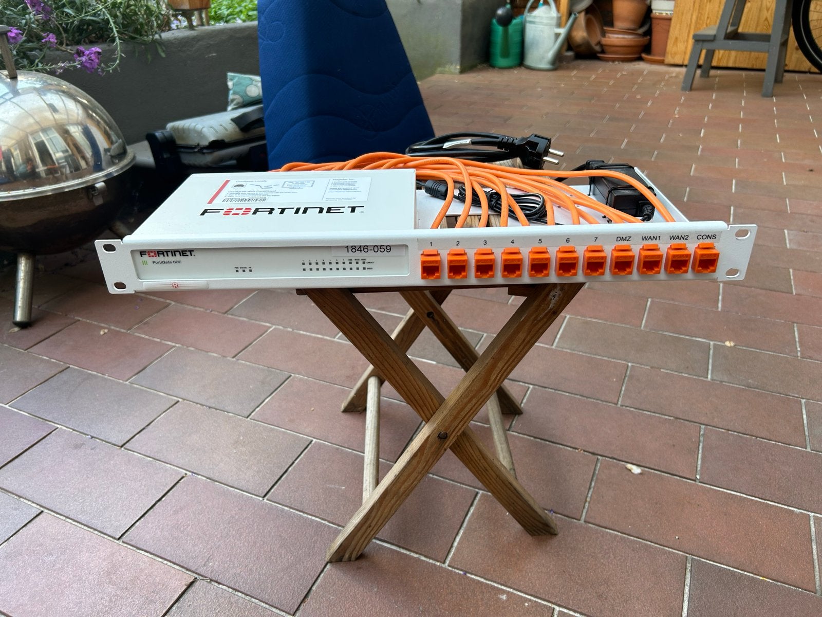 Fortinet FortiGate 60E Firewall + Rack Frame & Kabels reset, Ophalen of Verzenden, Zo goed als nieuw, Router