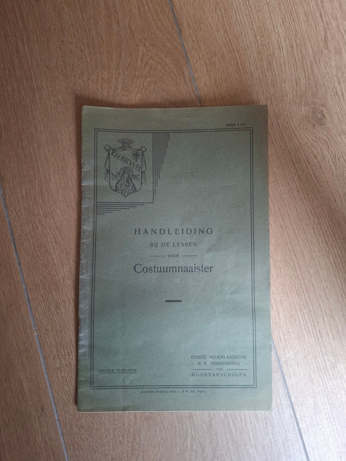 handleiding voor costuumnaaisters 1927 school boek mode, Antiek en Kunst, Antiek | Boeken en Bijbels, Ophalen