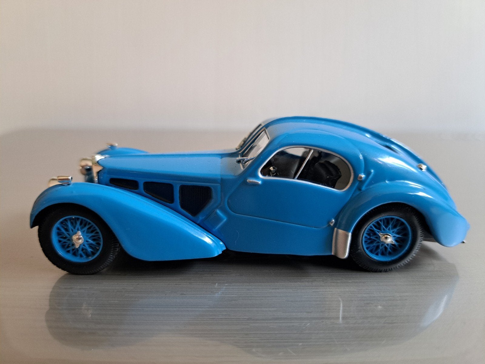 Bugatti 57 SC in Bugatti blauw, 1:43, nieuw, Ophalen of Verzenden, Nieuw, Auto, Overige merken