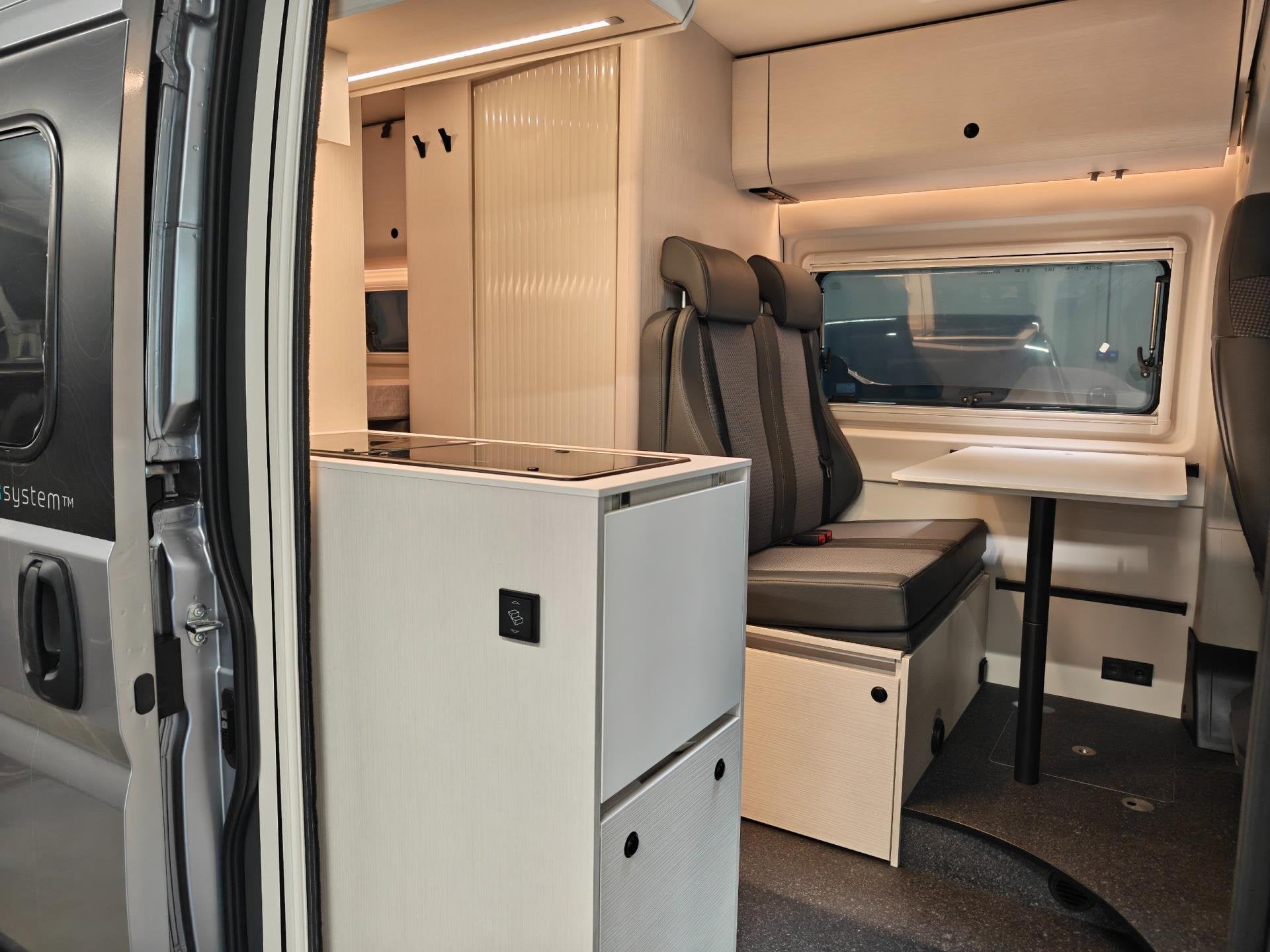 Tourne Mobil 6.4 Select 2.2 BlueHDI 180PK Automaat - ALL SEA, Caravans en Kamperen, Campers.eu B.V., Buscamper of Camperbus, Elektrische ramen