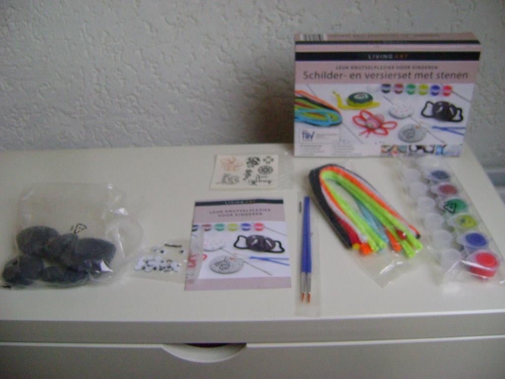 nieuw in verpak stenen schilder versierset o,a 2penselen 20, Ophalen of Verzenden, Nieuw, Knutselwerk