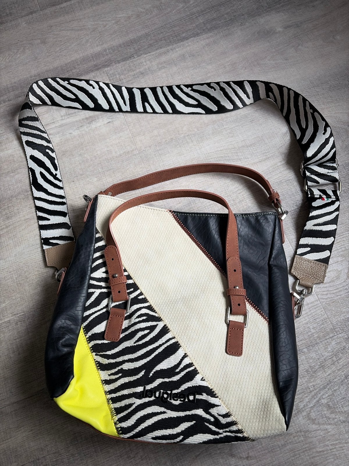 Desigual schoudertas met zebraprint en kleurrijke details, Ophalen, Zo goed als nieuw, Overige kleuren, Schoudertasje