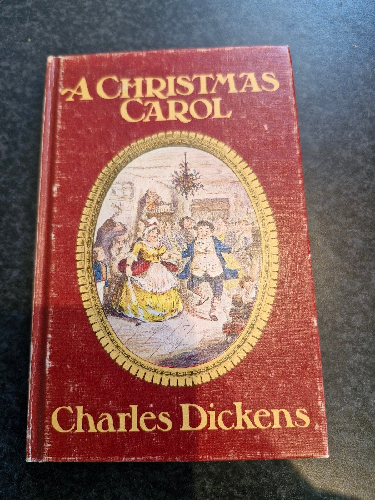 A Christmas Carol - Charles Dickens (Book Club Edition), Ophalen of Verzenden, Gelezen, Charles Dickens, Europa overig