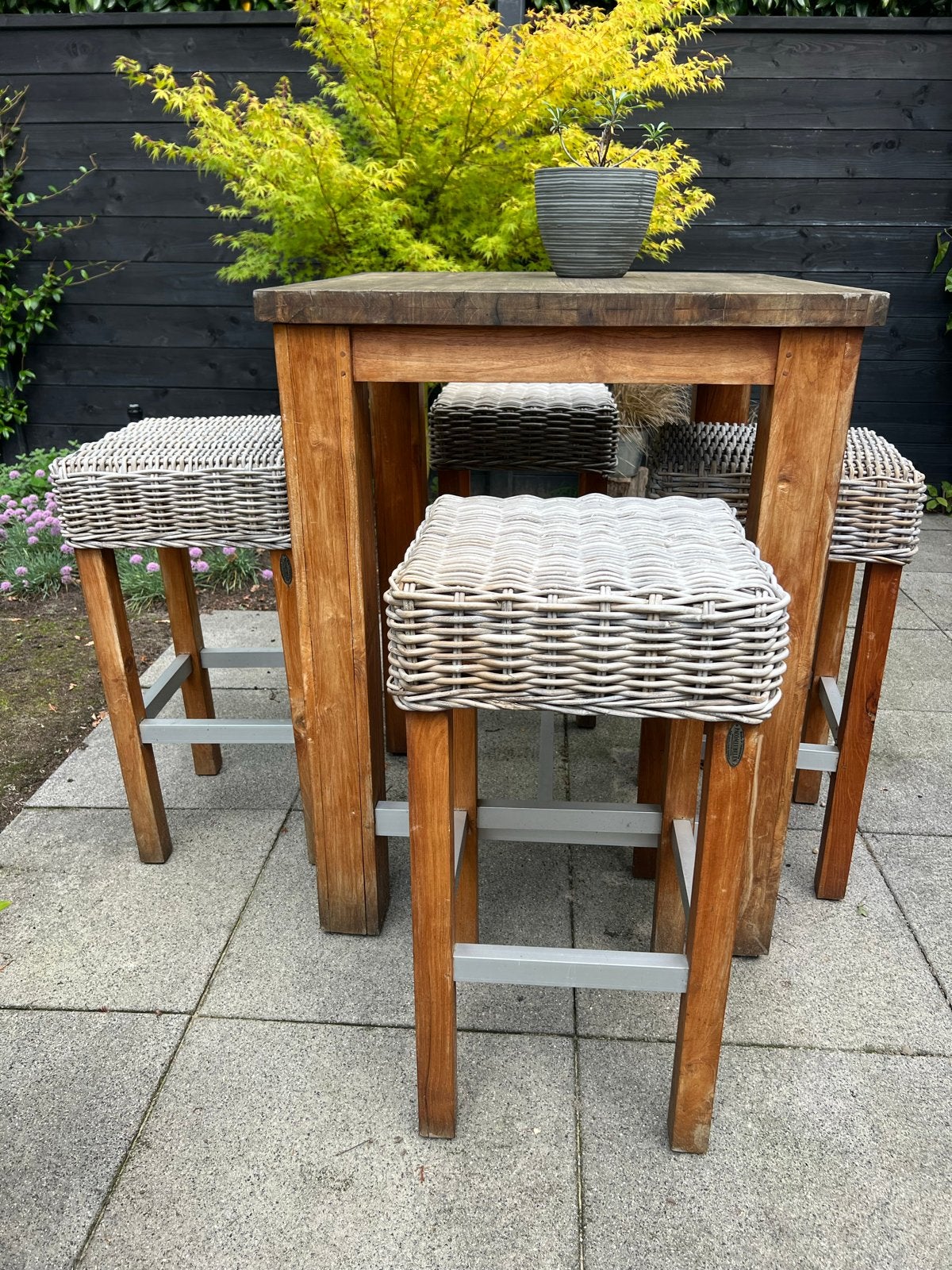 Hoge vierkanten houten tafel (80x80) met 4 krukken (45x45), Huis en Inrichting, Ophalen, Gebruikt, 100 tot 150 cm, Vierkant