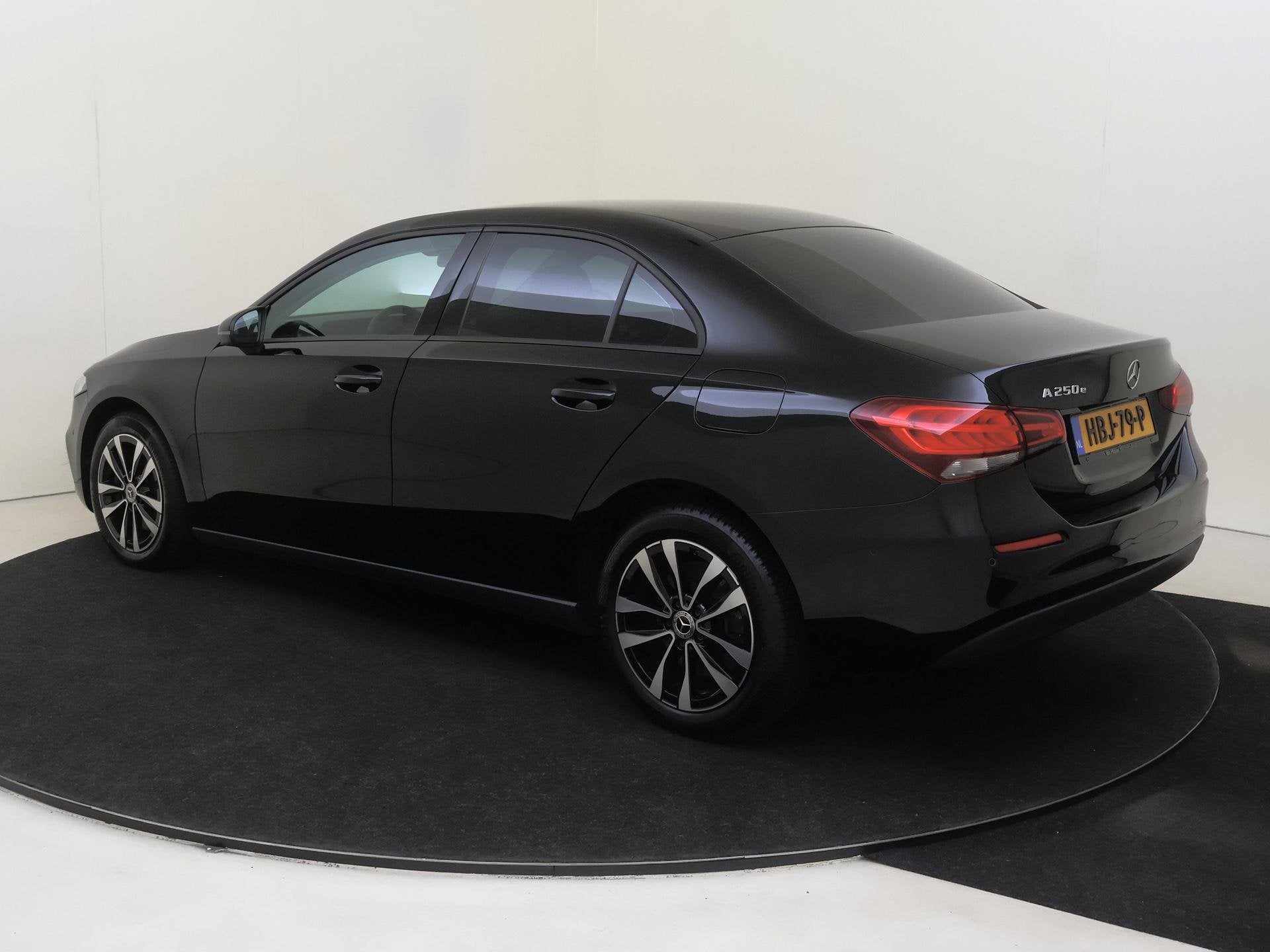 Mercedes-Benz A-klasse 250 e Business Line / Achteruitrijcam, Auto's, Gebruikt, 16 kWh, Leder en Stof, Zwart