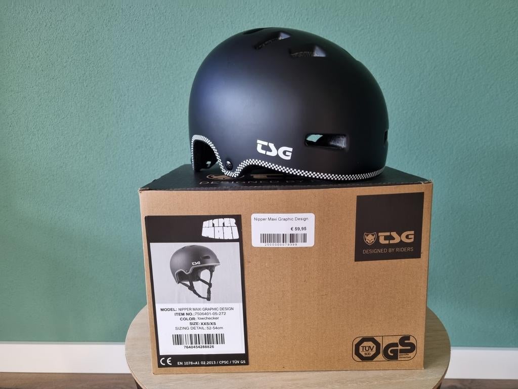 TSG Nipper Maxi Graphic Design Stunt Helm Zwart Maat XS/S, Jongen of Meisje, TSG, Zo goed als nieuw, Ophalen