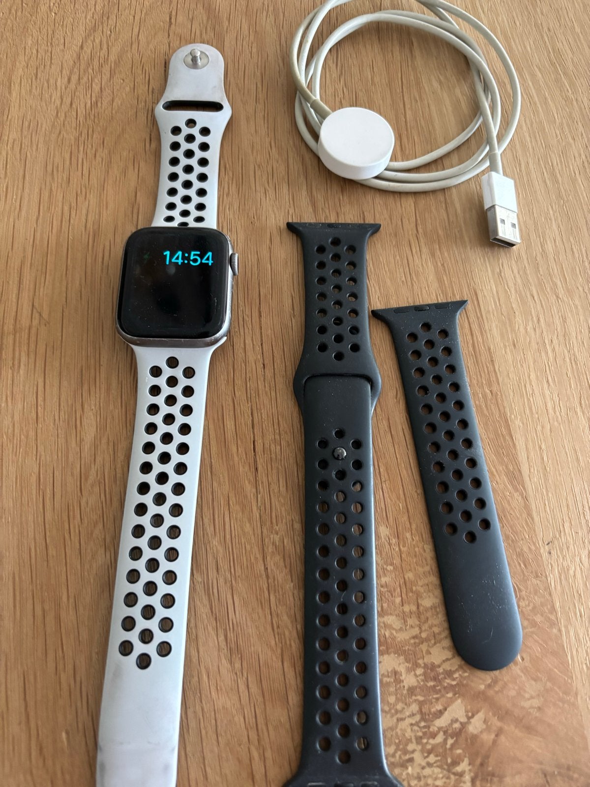 Apple Watch Nike Series 4 met oplader en 2 bandjes, Gebruikt, Hartslag, Zwart, IOS