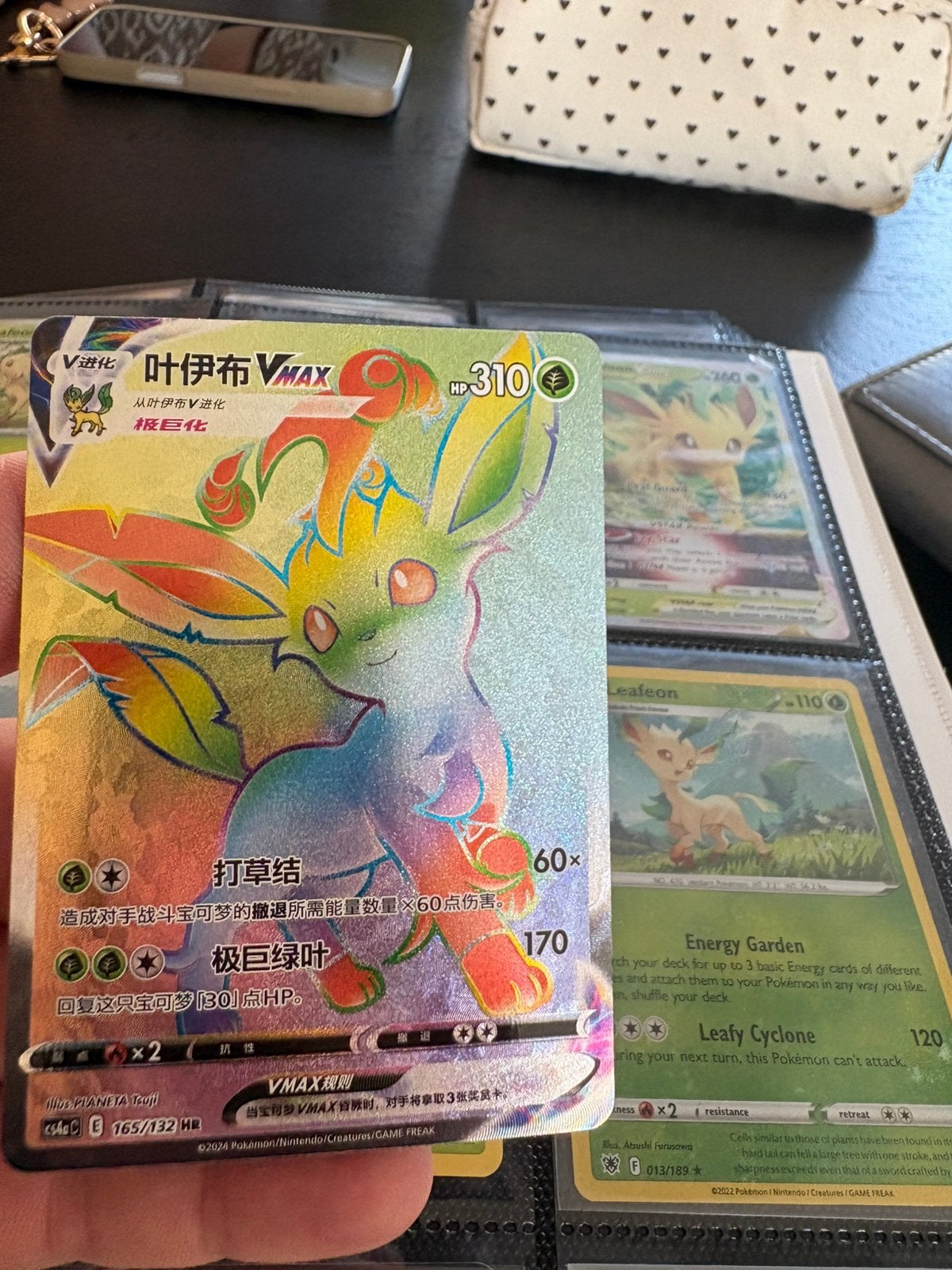 Leafeon vmax rainbow, Hobby en Vrije tijd, Verzamelkaartspellen | Pokémon, Ophalen of Verzenden, Zo goed als nieuw, Meerdere kaarten