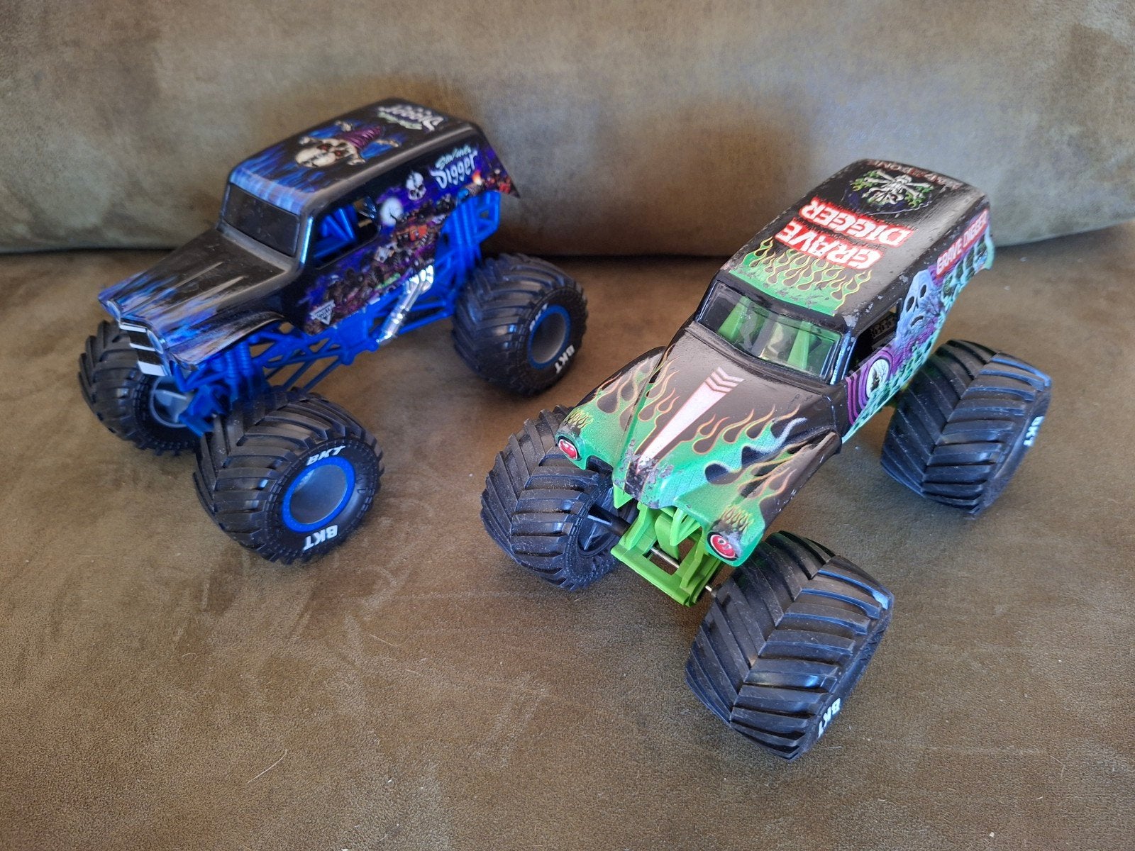Twee Die-Cast Monstertrucks: Grave Digger & Son-uva Digger, Ophalen of Verzenden, Gebruikt