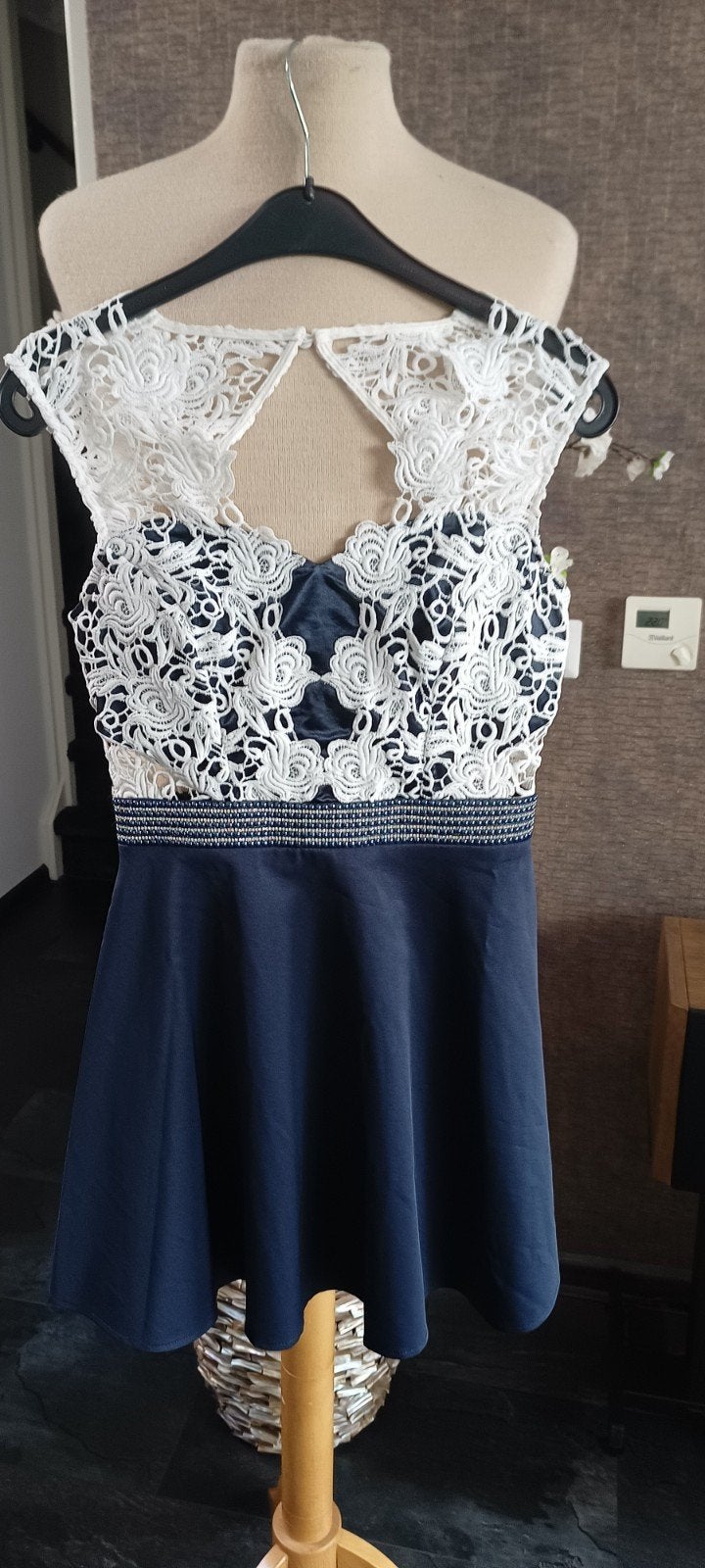 Mooi blauw/wit jurkje van Lipsy maat S zgan, Overige typen, Blauw, Zo goed als nieuw, Ophalen