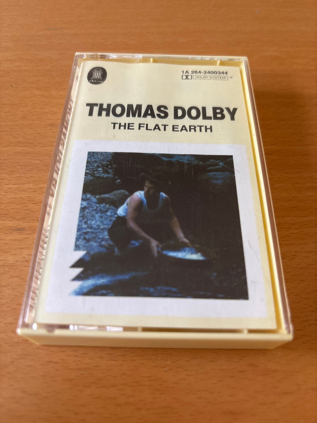 Thomas Dolby - The Flat Earth (Muziek Cassette), Gebruikt, Ducoso, 1 bandje, Ophalen of Verzenden