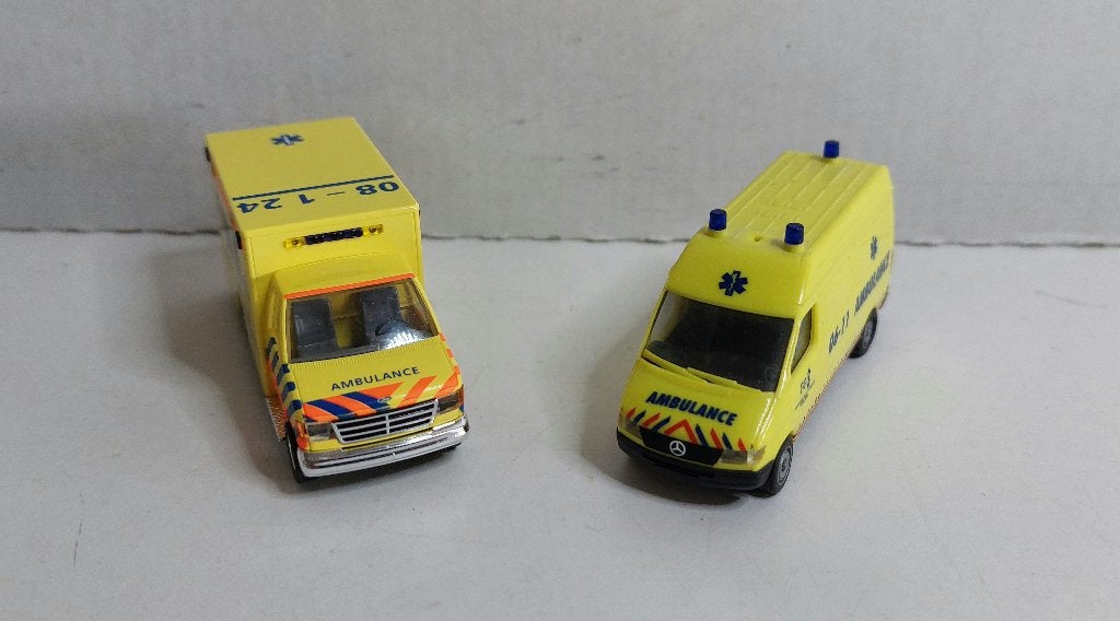 2 x Ambulance 1:87 (06), Ophalen of Verzenden, Zo goed als nieuw, Auto, Overige merken