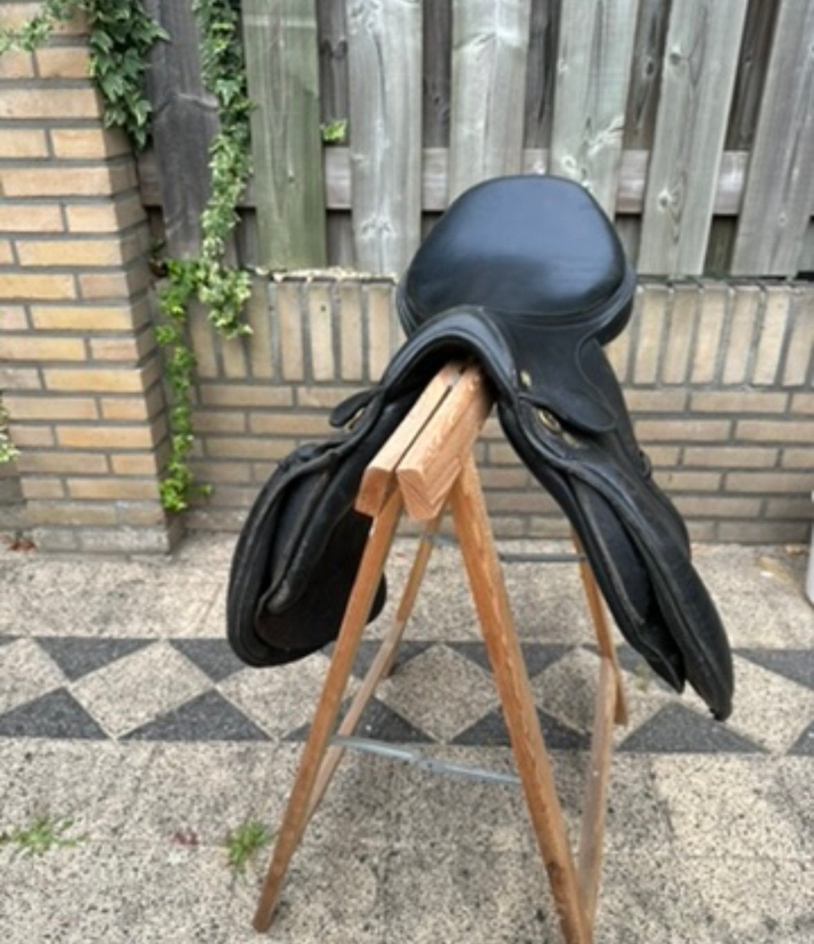 Zwart springzadel, Dieren en Toebehoren, Ophalen, L (17.5 inch), Gebruikt, Overige merken