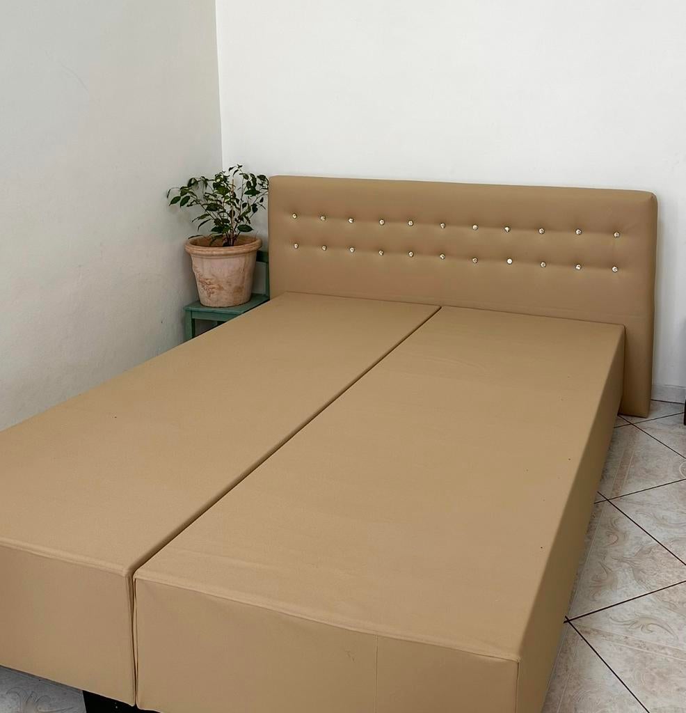 Bedkader - Nieuw herbekleed Chesterfield, Ophalen, Crème, 200 cm, 160 cm
