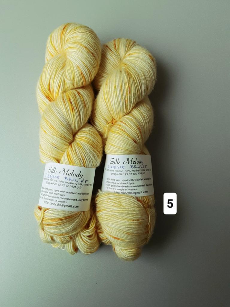 2 strengen extrafine merino wol handgeverfd, Ophalen of Verzenden, Zo goed als nieuw, Breien of Haken, Wol of Garen
