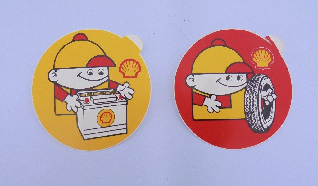 twee oude vintage Shell stickers accu en autobanden., Verzamelen, Ophalen of Verzenden, Zo goed als nieuw, Merk