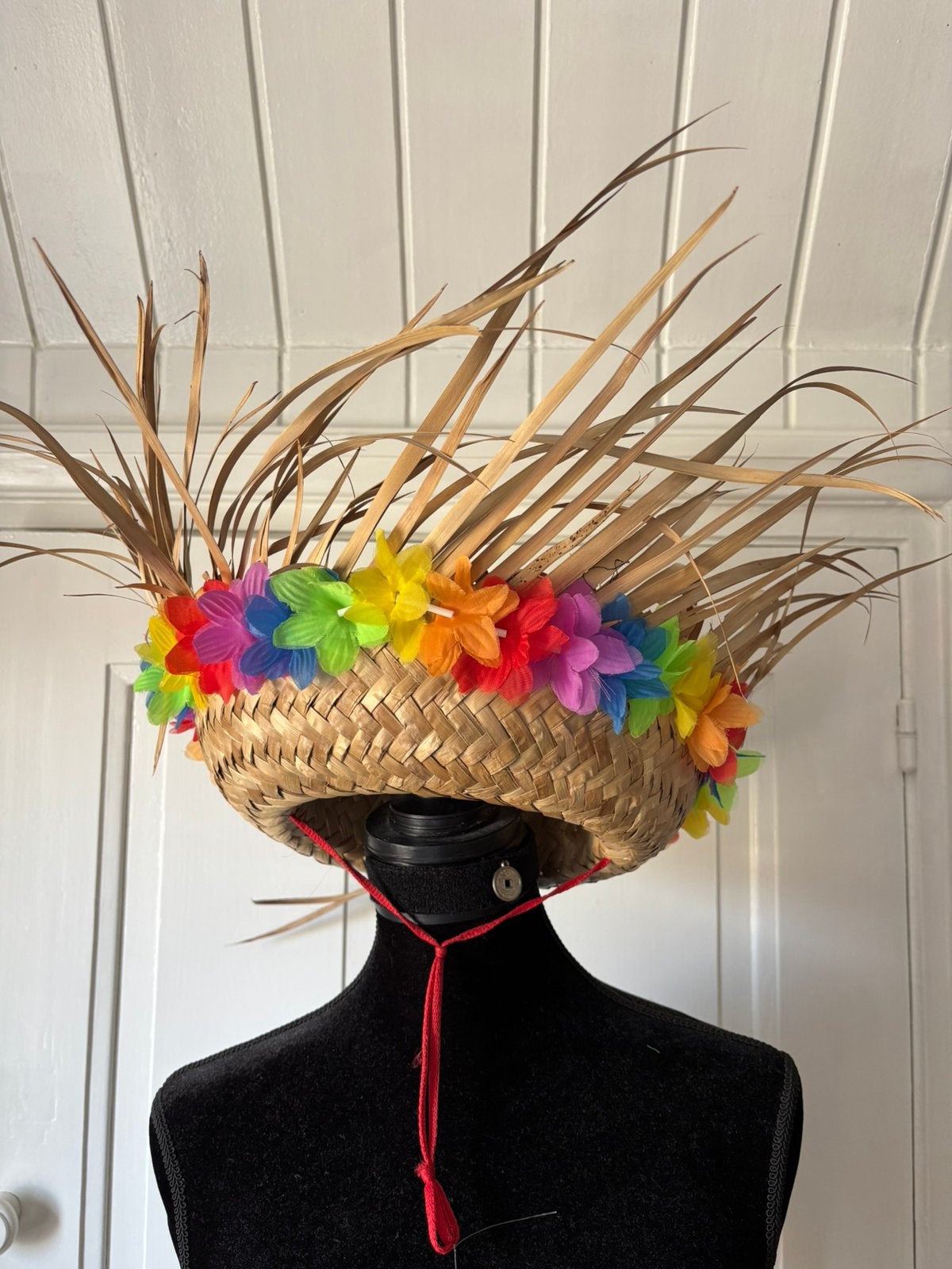 Rieten hoed / muts ( ibiza hoed ) met feestketting eromheen, Ophalen of Verzenden, Zo goed als nieuw