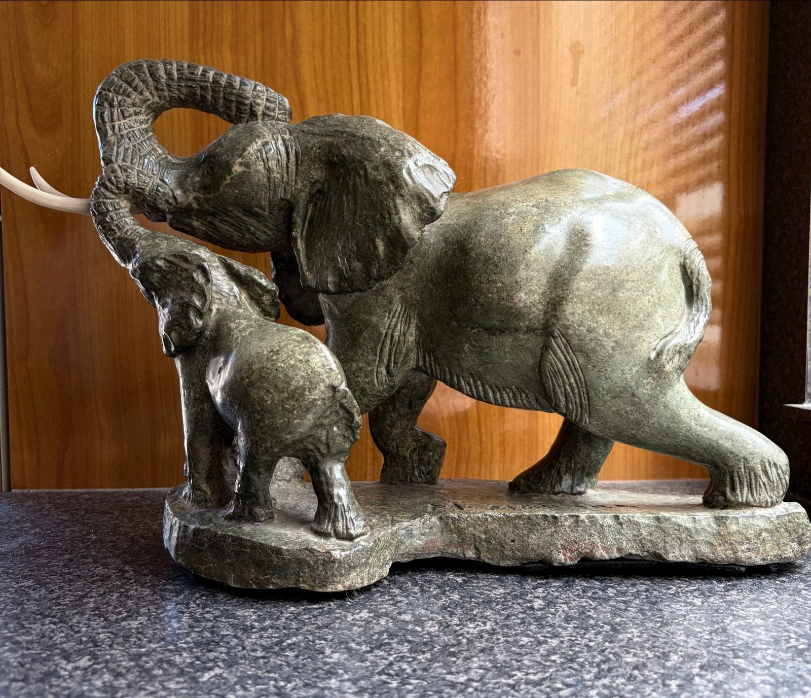 Groene speksteen olifant met kalf gesigneerd M. Mahara, Ophalen, 20 - 50 cm, Steen of Keramiek, Beeld